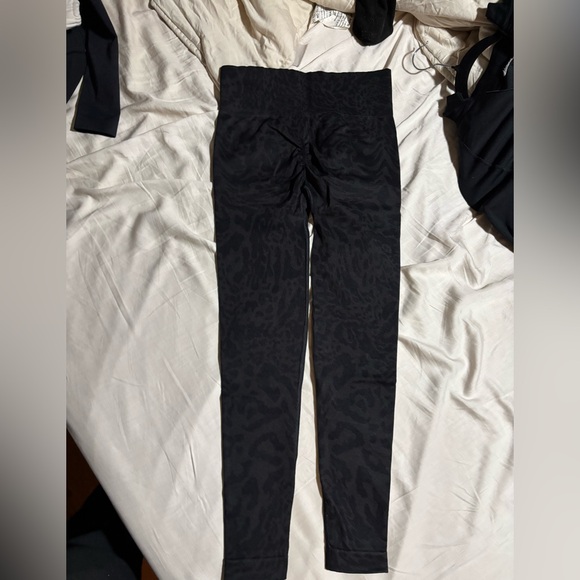 Gymshark Sports Bra, Shorts, and Leggings Set - Picture 7 of 7